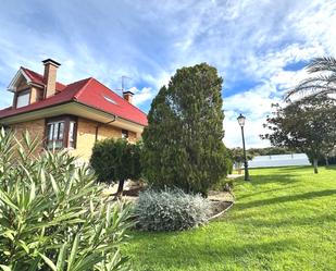 Vista exterior de Casa o xalet en venda en Noja amb Calefacció, Jardí privat i Terrassa