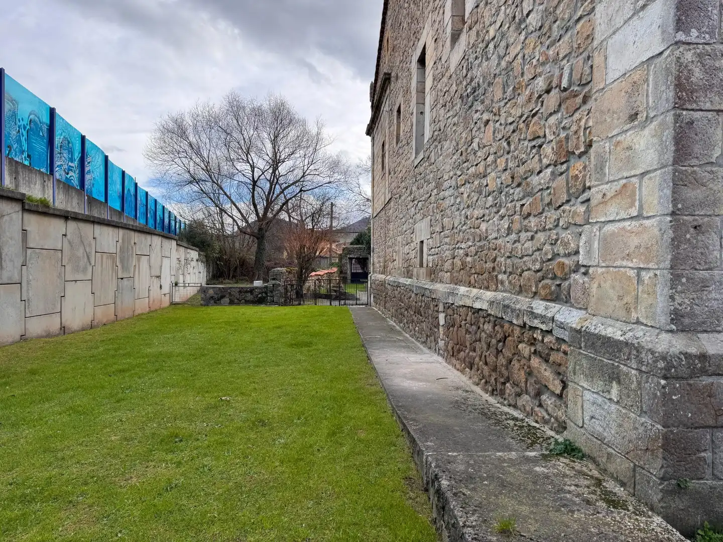 Vista exterior de Casa o chalet en venta en Los Corrales de Buelna  con Calefacción, Jardín privado y Terraza