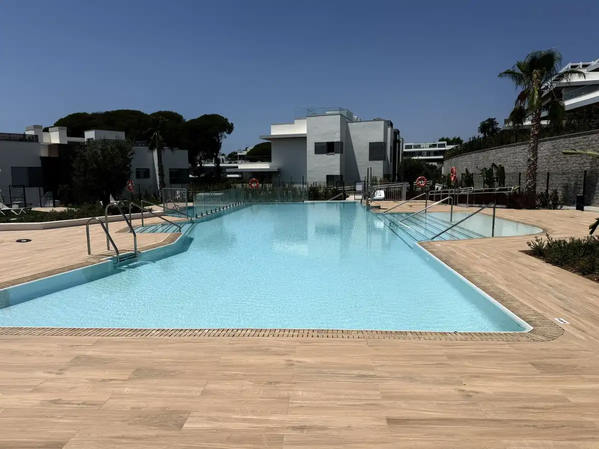 Piscina de Pis en venda en Marbella amb Aire condicionat, Terrassa i Traster