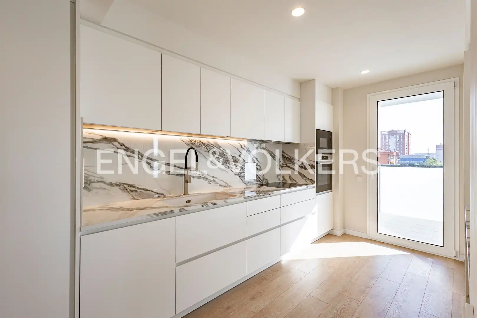 Kitchen of Flat for rent in Cornellà de Llobregat  with Air Conditioner, Heating and Terrace