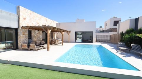Descubra esta magnífica villa independiente en venta en La Finca Golf, Algorfa, una propiedad de estilo contemporáneo que combina