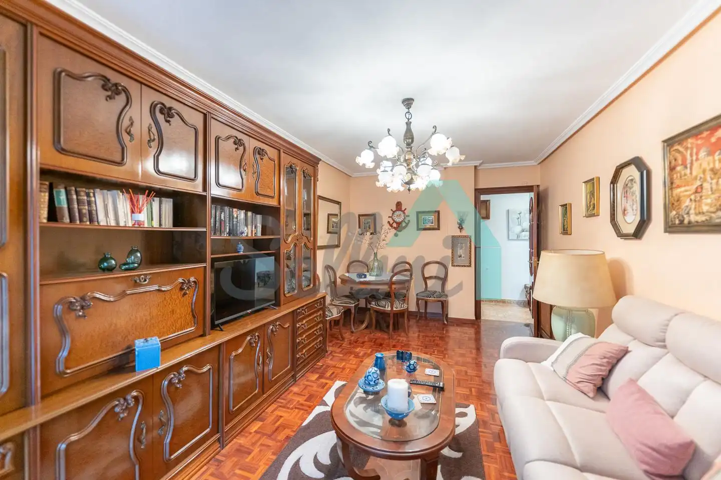 Sala d'estar de Pis de lloguer en Gijón  amb Calefacció, Parquet i Moblat
