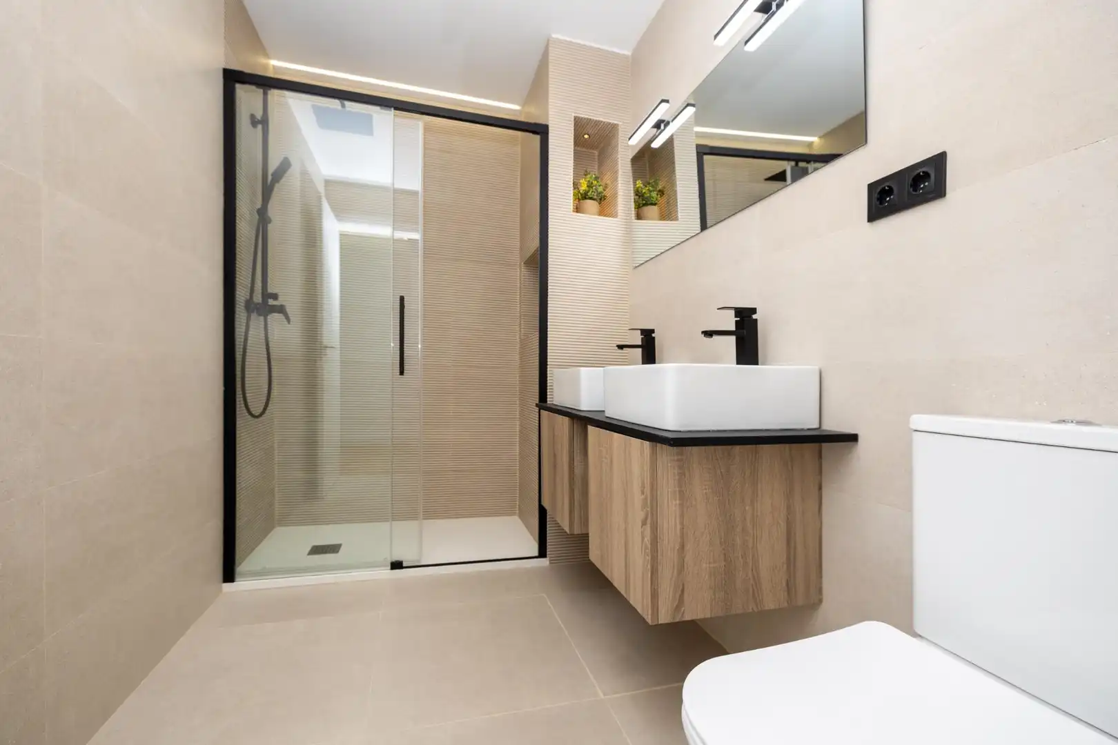 Baño de Piso en venta en Motril con Aire acondicionado, Calefacción y Amueblado