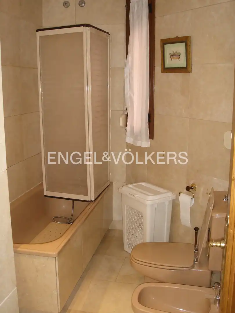 Baño de Piso en venta en Madrid con Aire acondicionado, Calefacción y Jardín privado