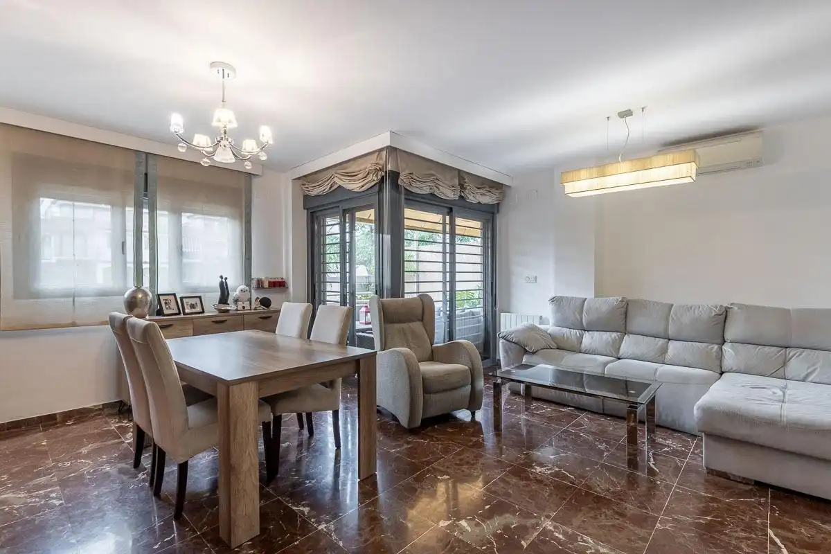 Sala de estar de Casa adosada en venta en Armilla con Calefacción, Terraza y Amueblado