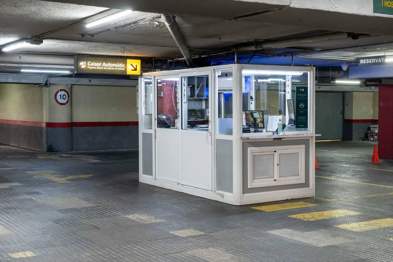 Motorbike to rent in CALLE COMTE URGELL 234 234, imagen 4