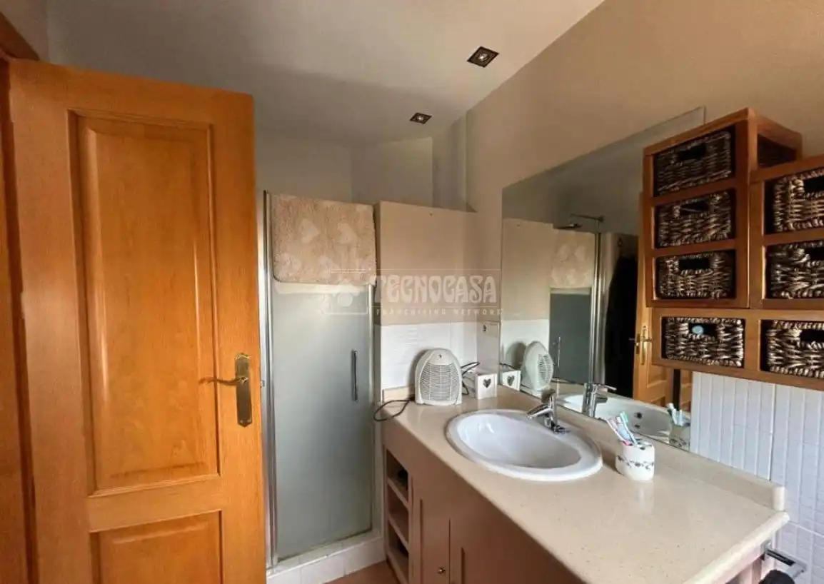 Baño de Casa adosada en venta en Baeza con Aire acondicionado, Calefacción y Piscina