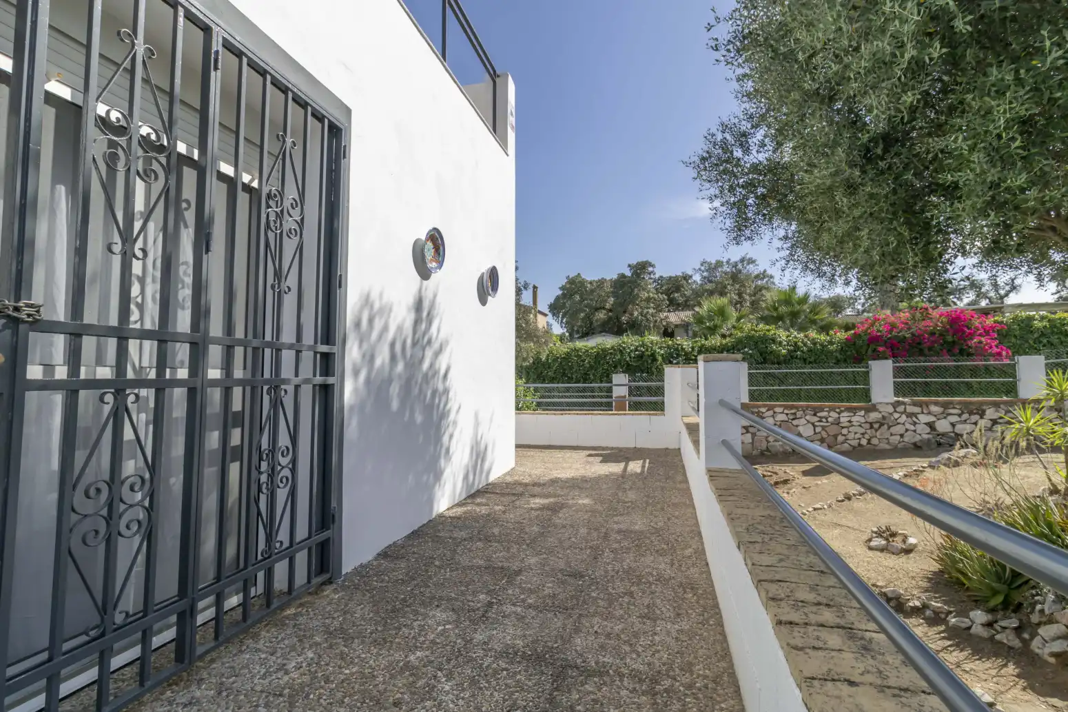 Vista exterior de Casa o chalet en venta en Guillena con Jardín privado, Terraza y Piscina