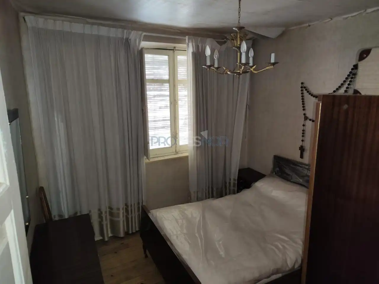 Dormitori de Casa o xalet en venda en León Capital  amb Jardí privat i Traster