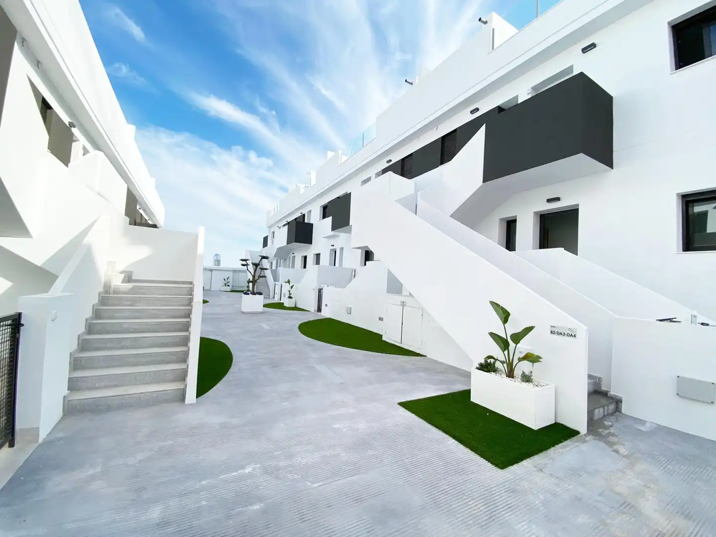 Vista exterior de Dúplex en venda en Torrevieja amb Terrassa, Traster i Piscina comunitària