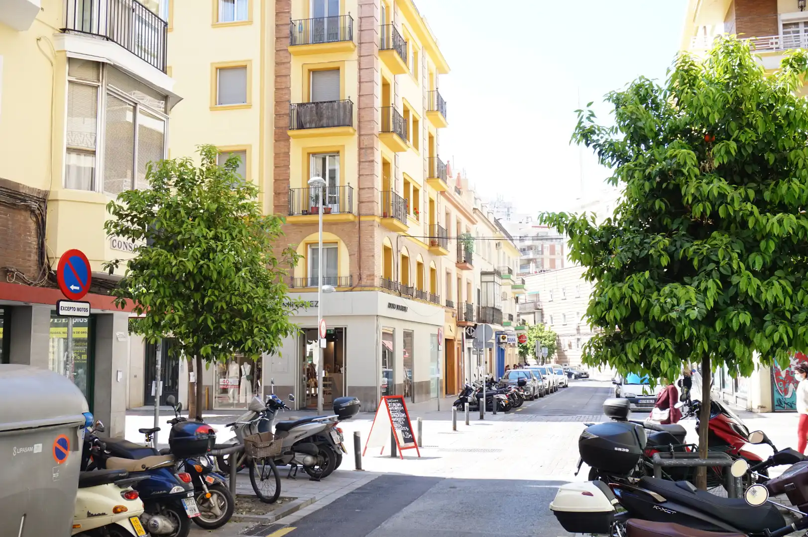 Vista exterior de Local de alquiler en Sevilla con Aire acondicionado
