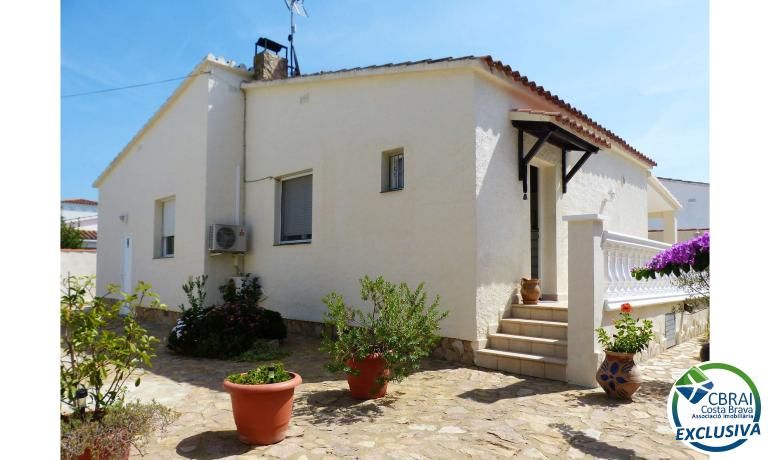 Exterior view of House or chalet for sale in Empuriabrava  with Air Conditioner and Swimming Pool