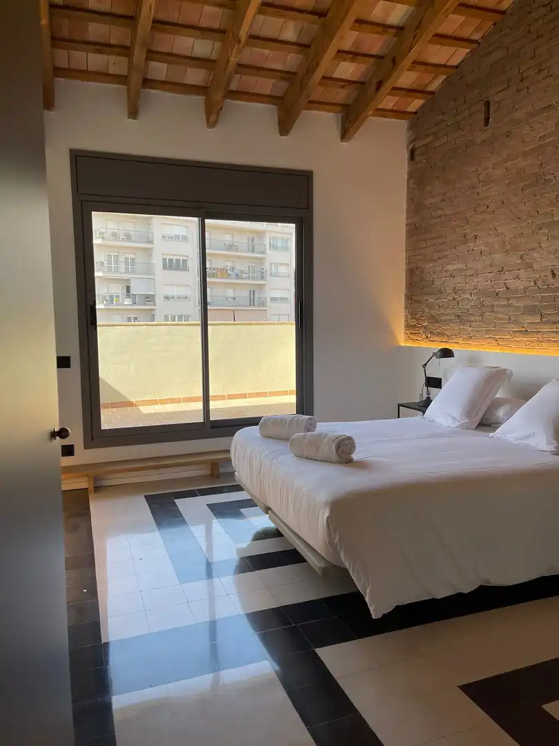 Dormitori de Pis de lloguer en Girona amb Aire condicionat, Calefacció i Terrassa