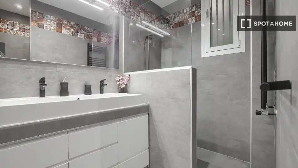 Bathroom of Apartments for share in Madrid  with Air Conditioner, Heating and Terrace