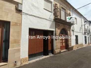 Casa amb balcó en venda a Baeza