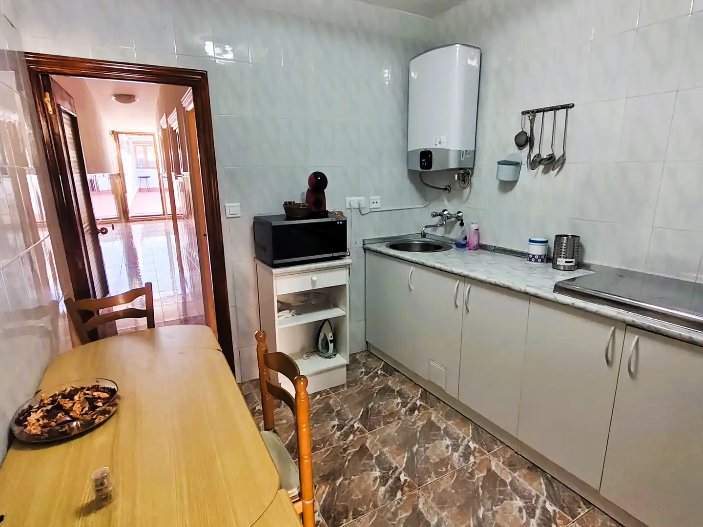 Cuina de Casa o xalet en venda en Nava del Rey amb Moblat, Rentadora i Microones