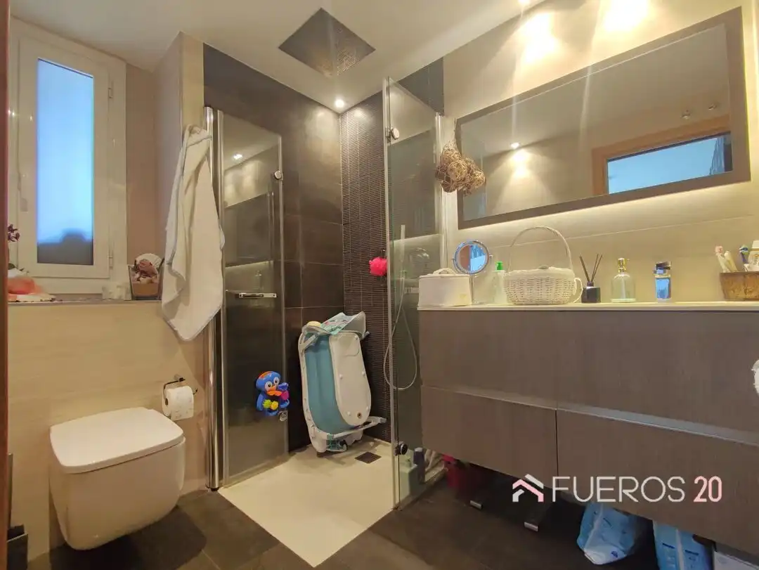 Badezimmer von Dachboden zum Verkauf in Barakaldo  mit Heizung, Terrasse und Abstellraum