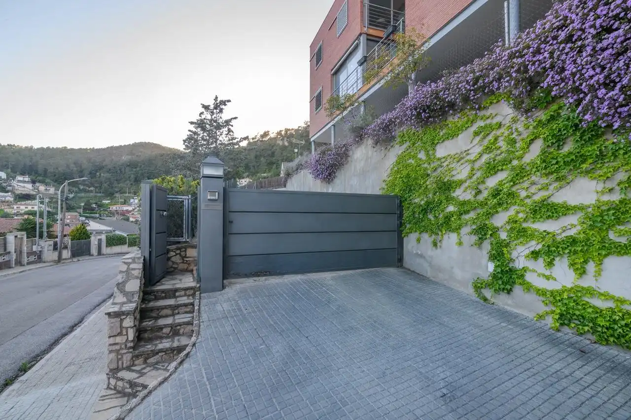 Vista exterior de Casa o chalet en venta en Vallirana con Aire acondicionado y Balcón