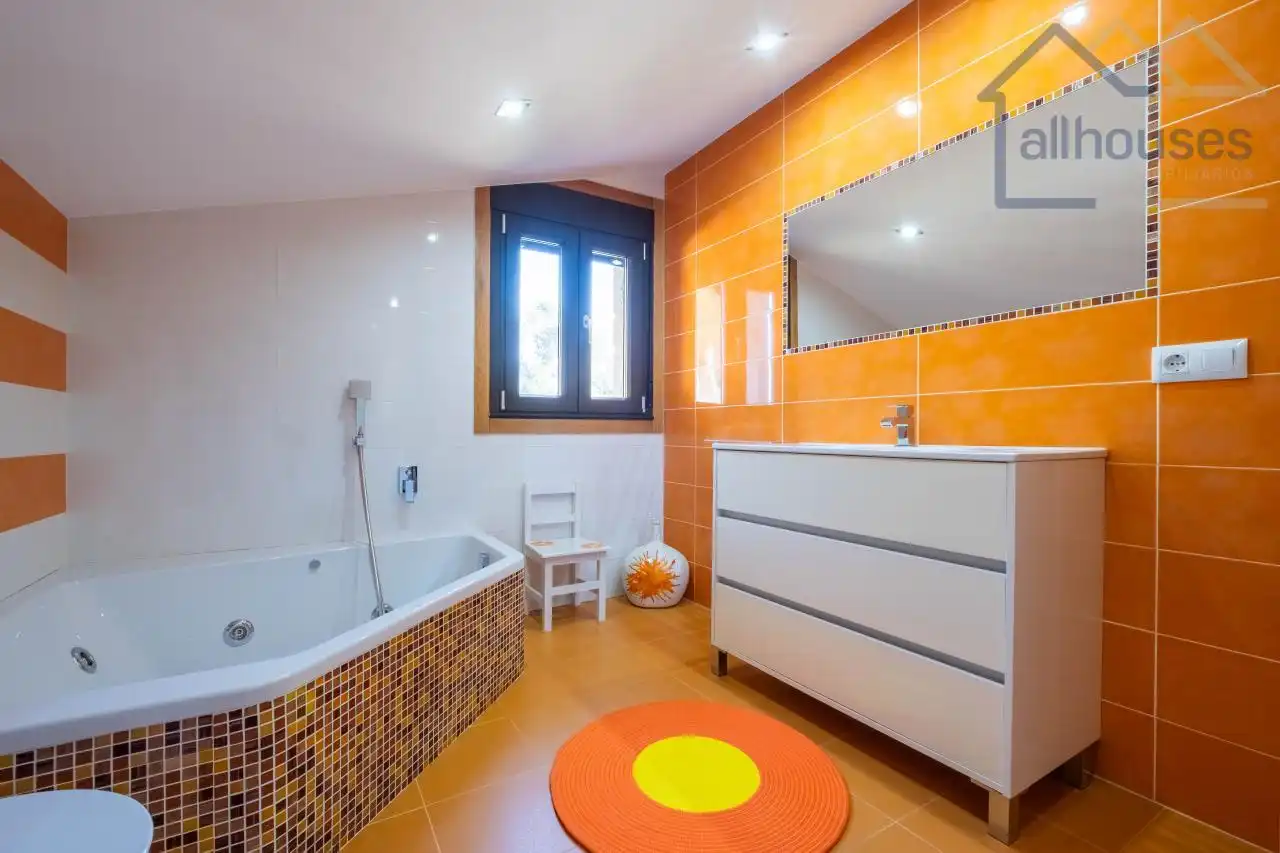 Baño de Casa o chalet en venta en Tui con Calefacción, Jardín privado y Terraza