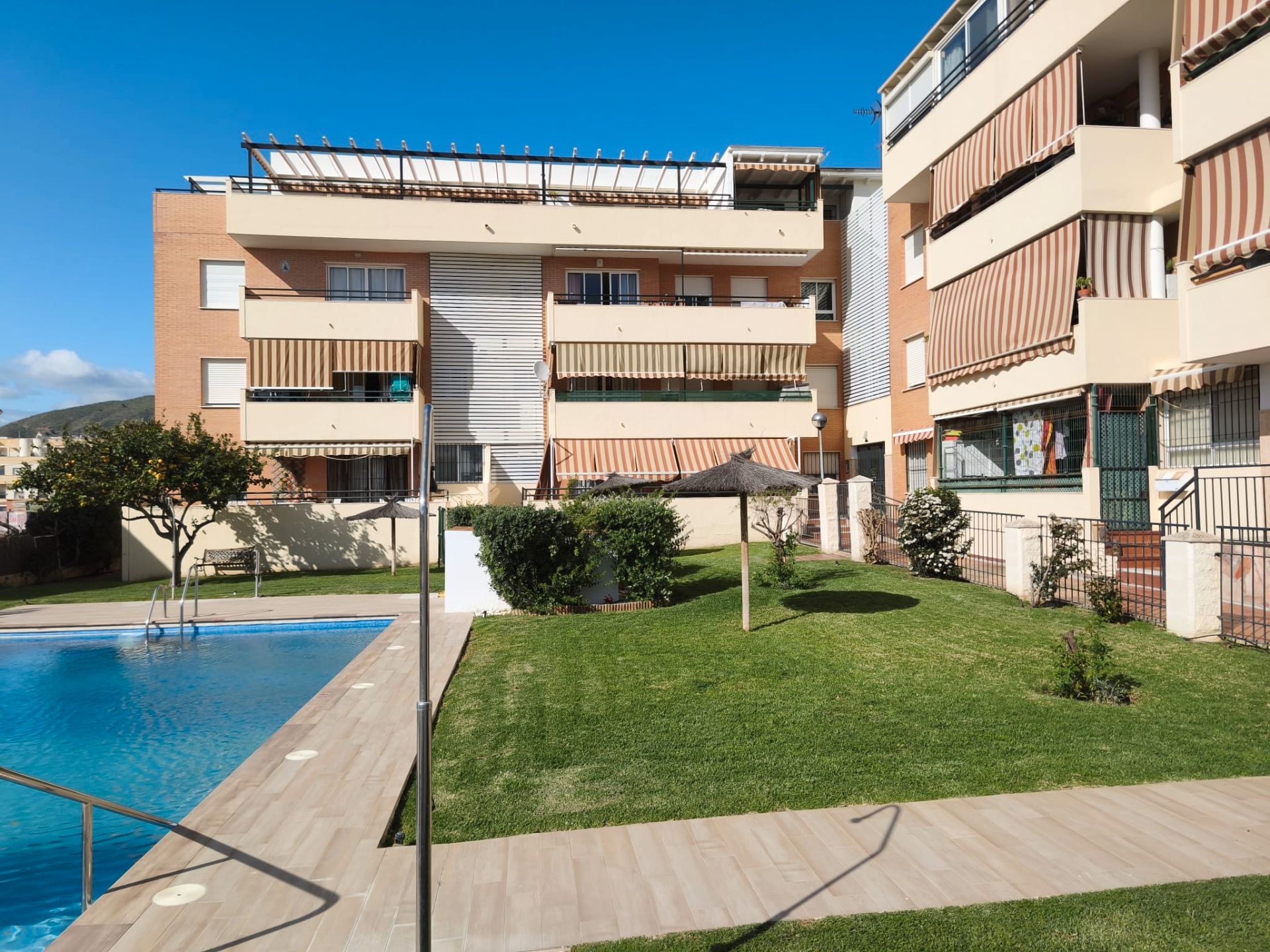 Vista exterior de Piso en venta en Rincón de la Victoria con Terraza, Amueblado y Piscina comunitaria