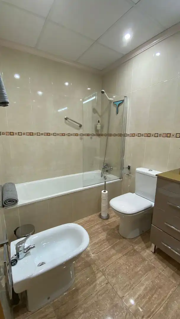 Baño de Piso de alquiler en Rojales con Aire acondicionado, Terraza y Piscina comunitaria
