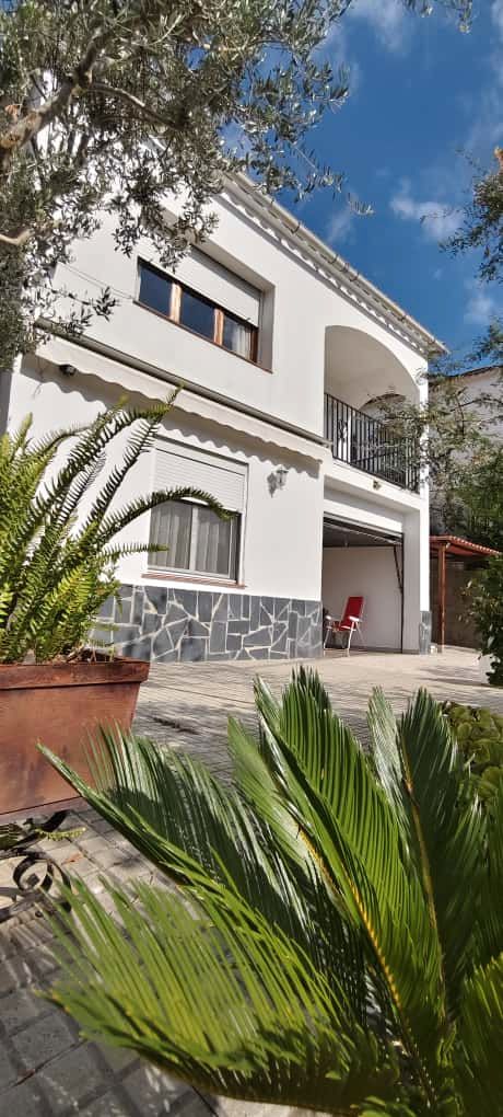 Vista exterior de Casa o xalet en venda en Cervelló amb Calefacció, Jardí privat i Terrassa
