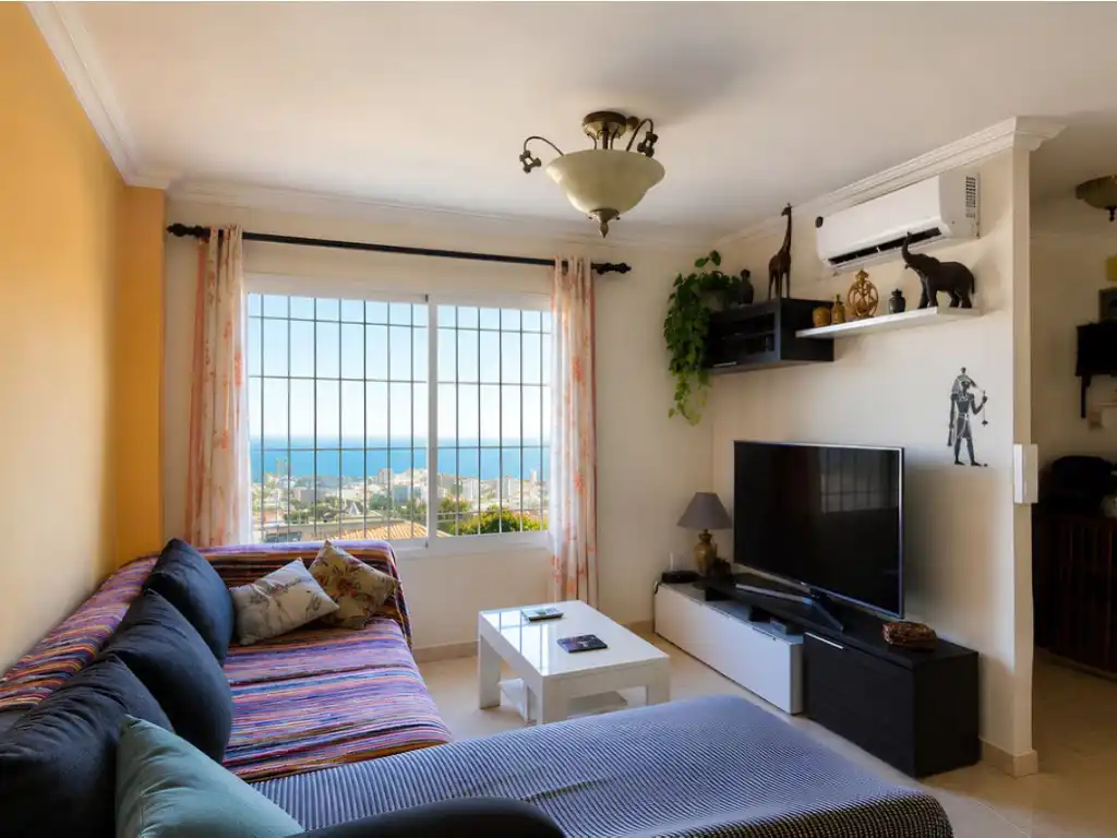 Sala de estar de Casa adosada en venta en Benalmádena con Aire acondicionado, Jardín privado y Amueblado