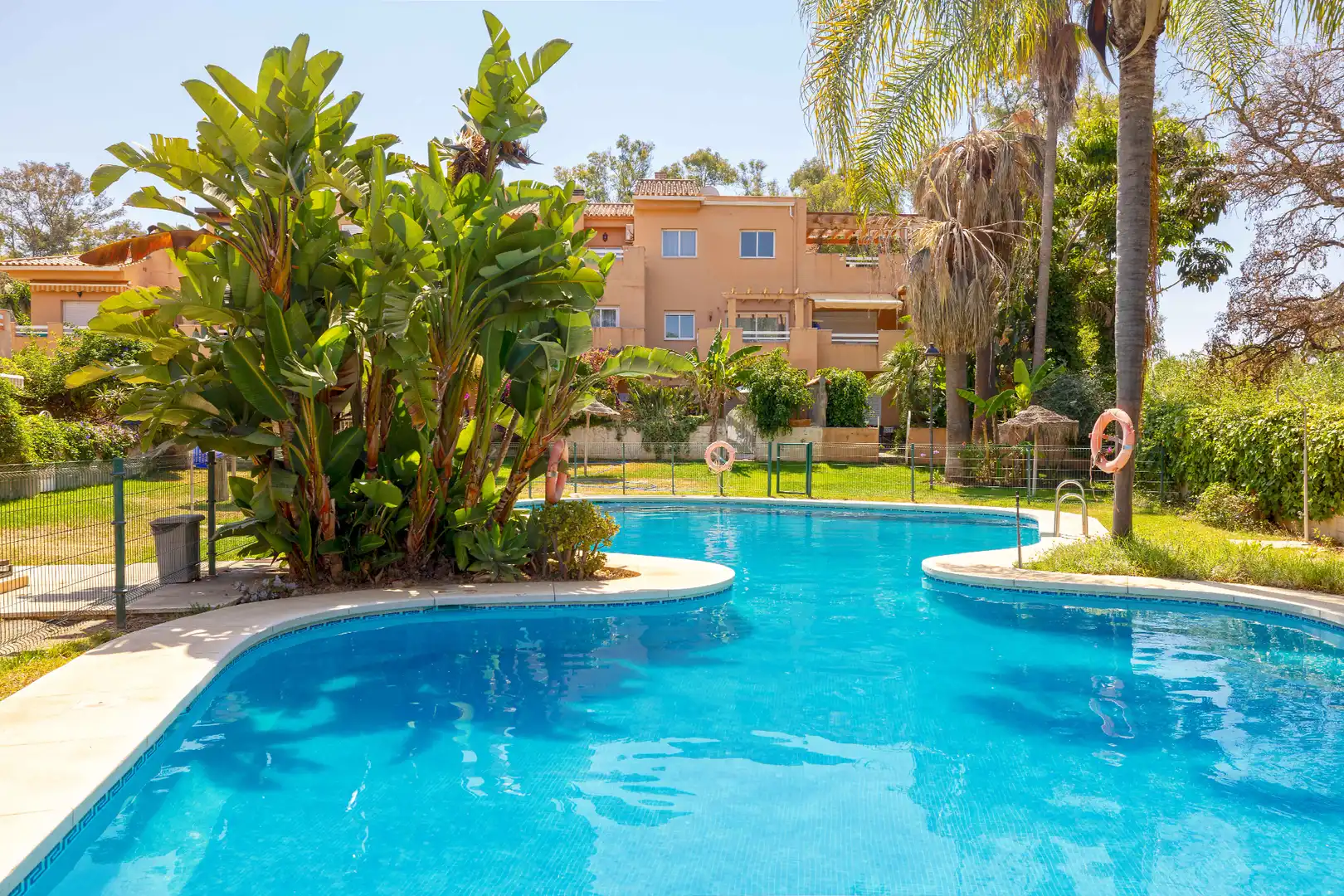 Schwimmbecken von Wohnung zum Verkauf in Marbella mit Klimaanlage, Heizung und Terrasse
