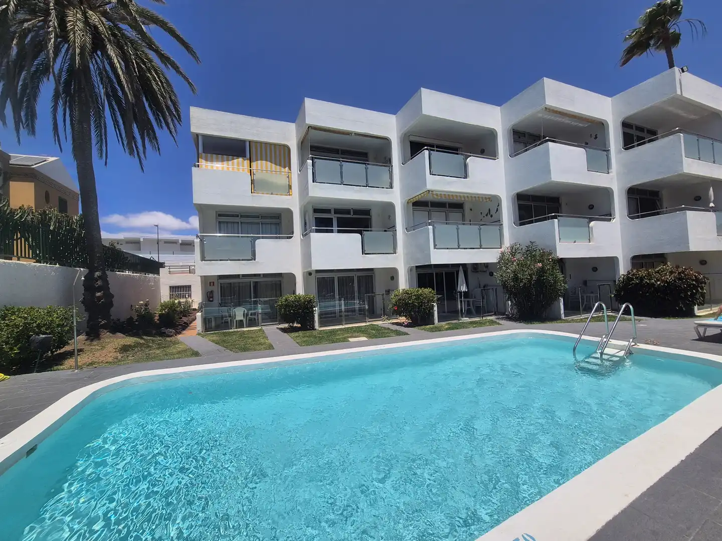 Außenansicht von Wohnungen zur Miete in San Bartolomé de Tirajana mit Privatgarten, Terrasse und Schwimmbad
