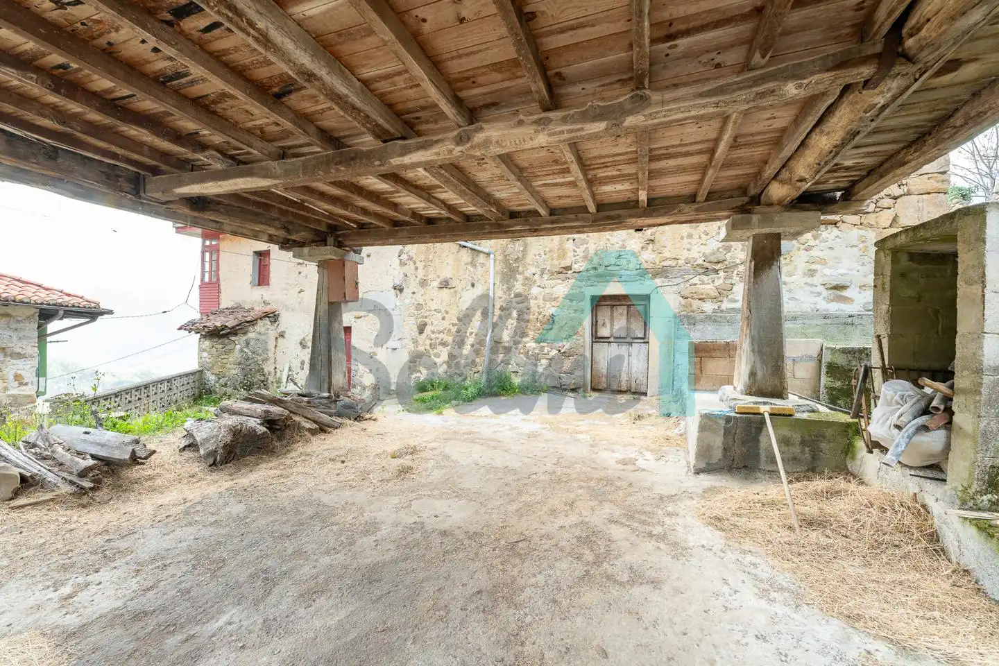 Außenansicht von Einfamilien-Reihenhaus zum Verkauf in Quirós mit Privatgarten und Terrasse