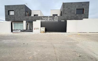 Vista exterior de Casa adosada en venda en Carbajosa de la Sagrada amb Calefacció, Parquet i Terrassa