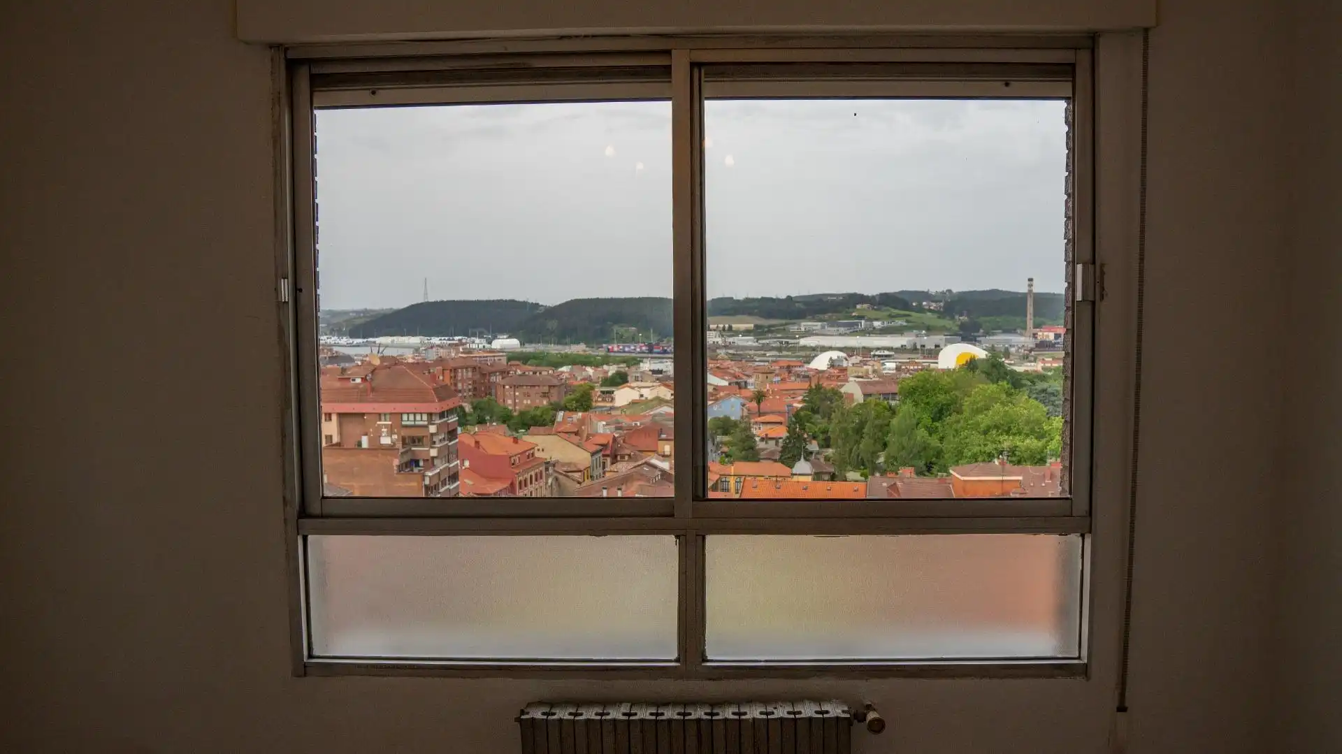 Habitación de Ático en venta en Avilés con Calefacción y Balcón