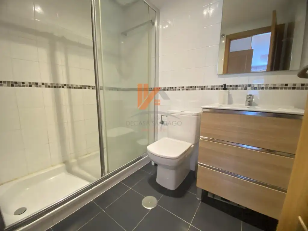 Baño de Piso de alquiler en Santiago de Compostela  con Amueblado, Horno y Lavadora