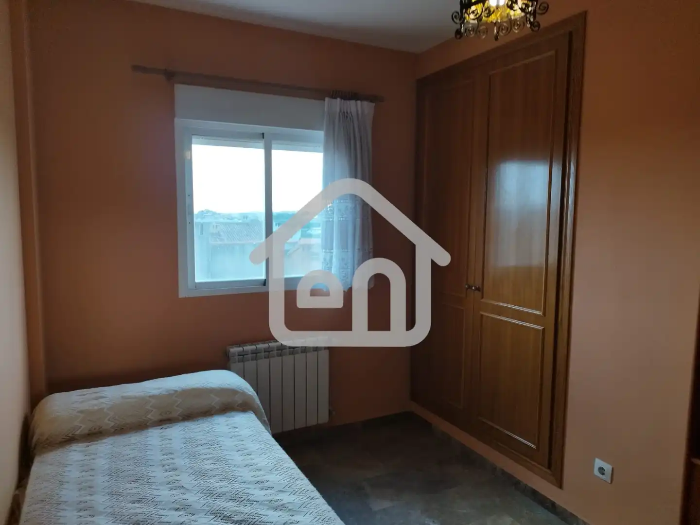 Schlafzimmer von Einfamilien-Reihenhaus zum Verkauf in Requena mit Klimaanlage und Balkon