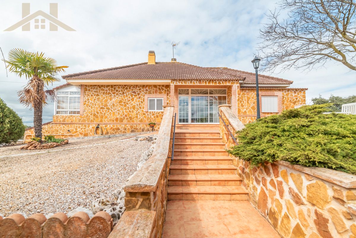 Vista exterior de Casa o xalet en venda en Boadilla del Monte amb Aire condicionat, Calefacció i Jardí privat