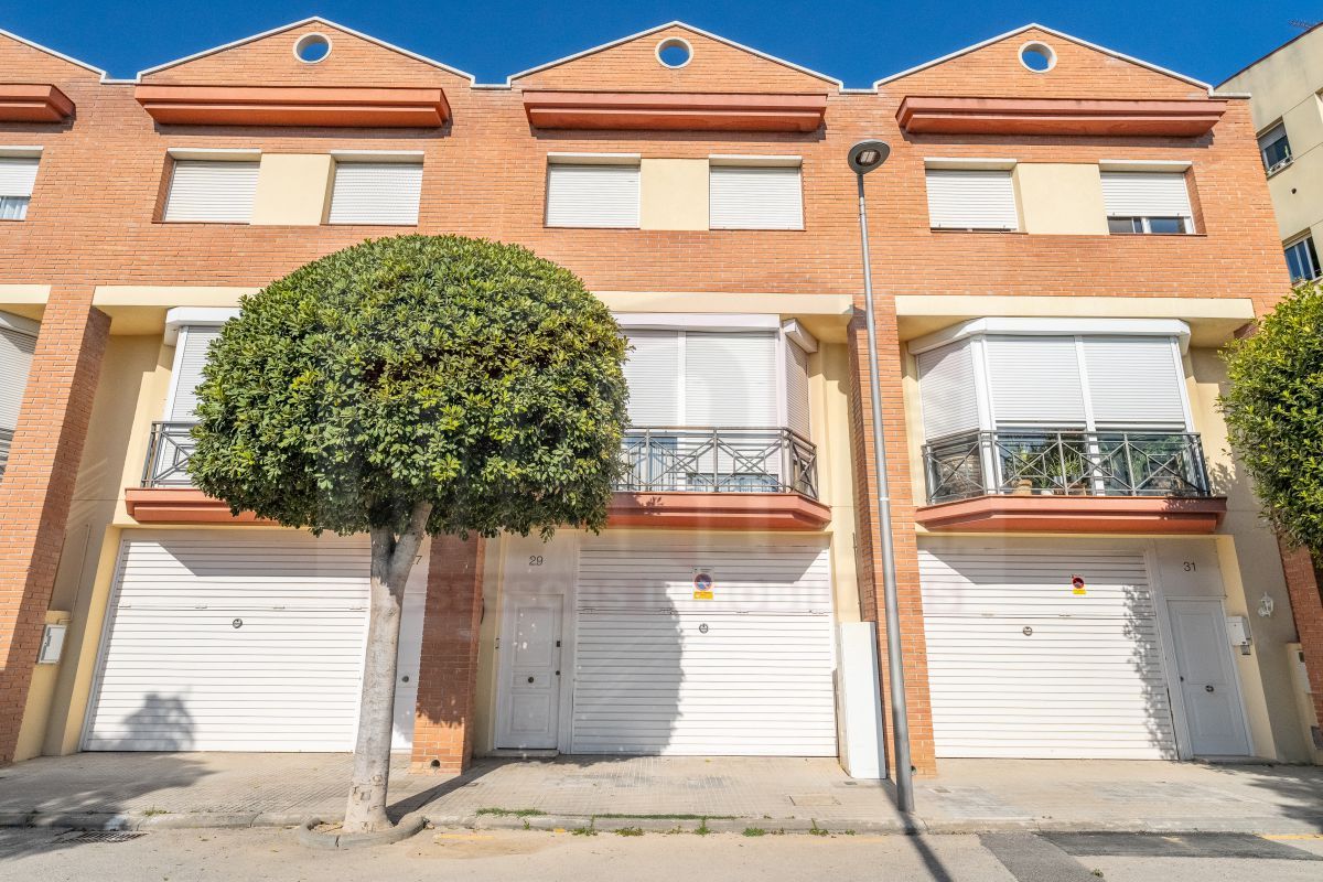 Vista exterior de Casa adosada en venda en Constantí amb Aire condicionat, Calefacció i Jardí privat