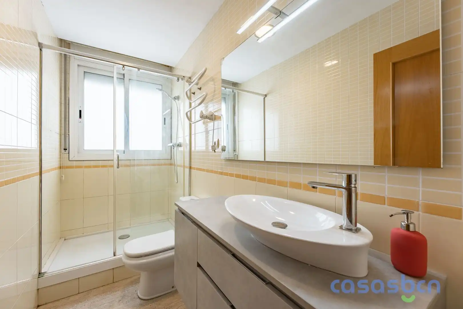 Bathroom of Flat for sale in Terrassa  with Air Conditioner and Heating