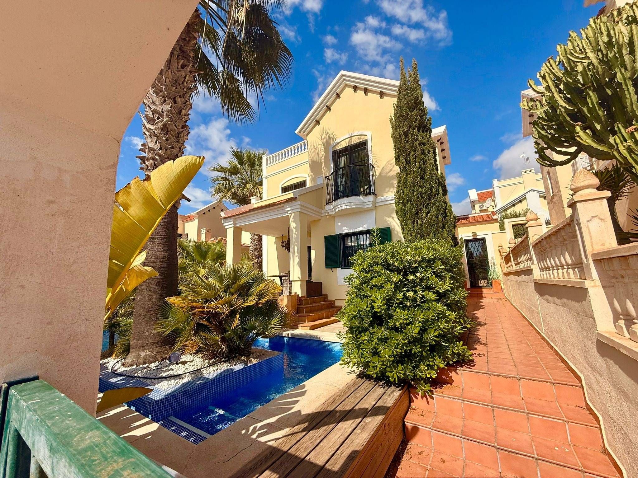 Vista exterior de Casa o xalet en venda en Orihuela amb Aire condicionat, Calefacció i Jardí privat