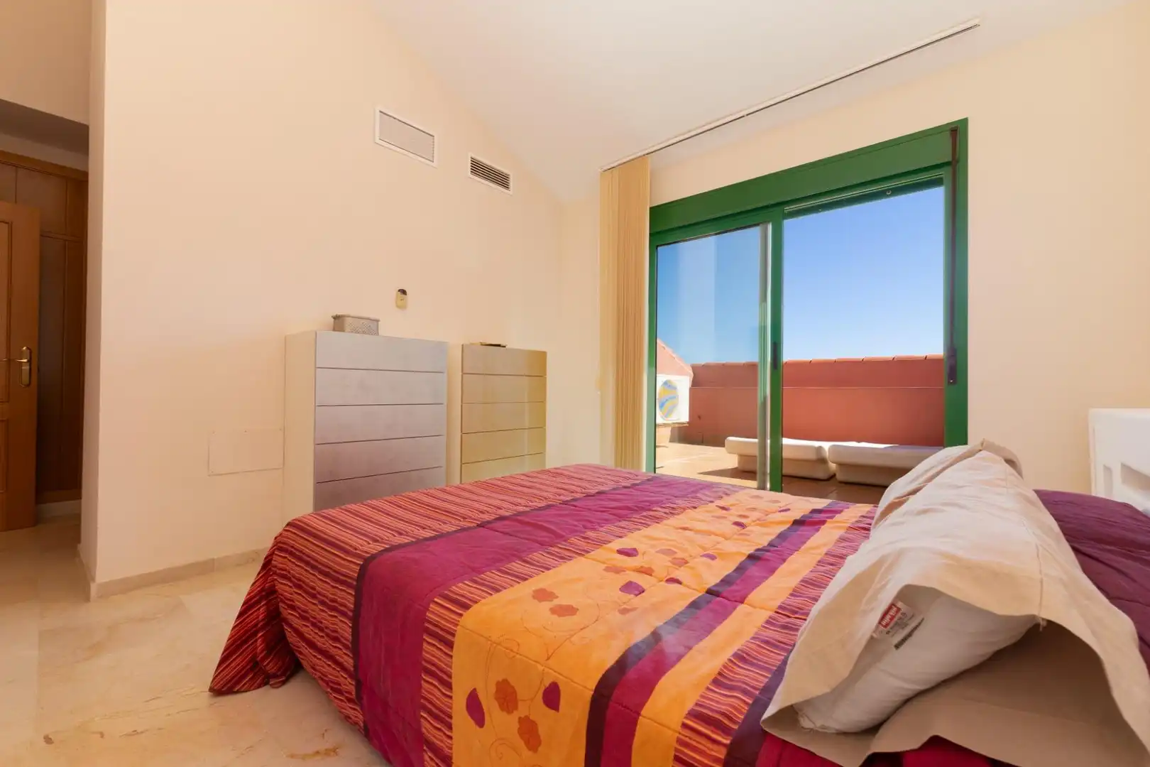 Habitación de Dúplex en venta en Fuengirola con Terraza, Trastero y Piscina comunitaria