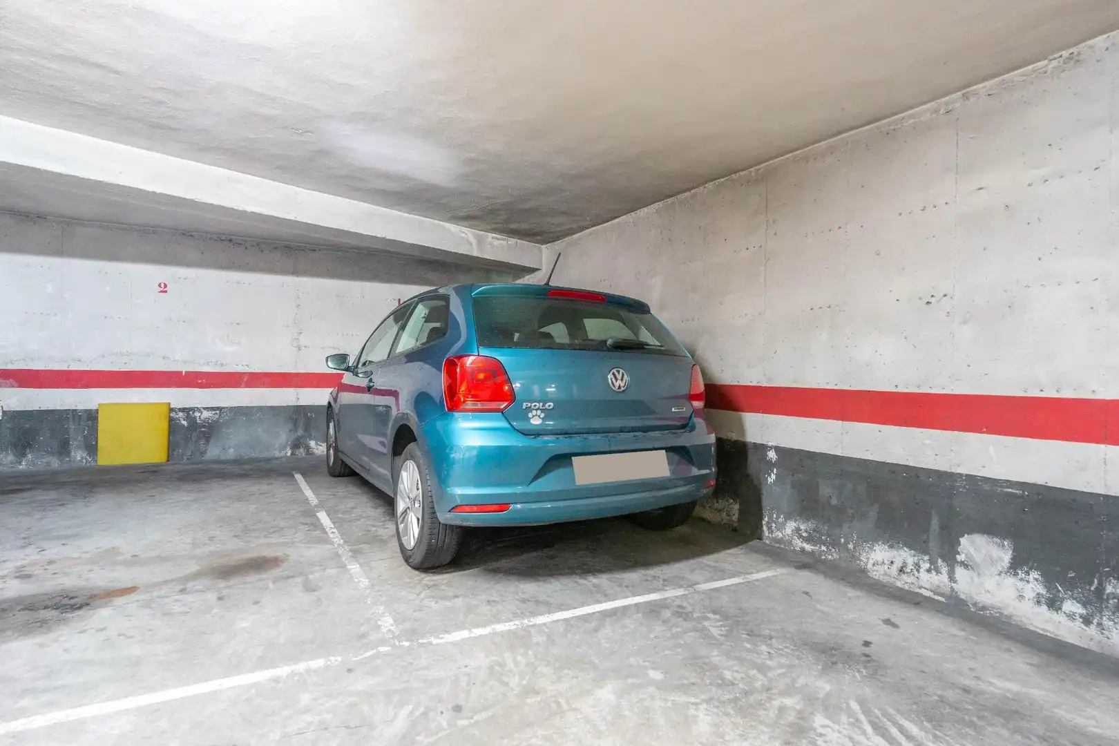 Aparcament de Pis en venda en Oviedo  amb Parquet, Moblat i Jacuzzi