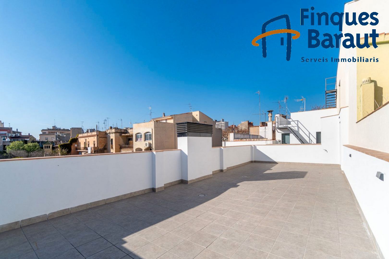 Vista exterior de Àtic en venda en Figueres amb Aire condicionat, Calefacció i Terrassa