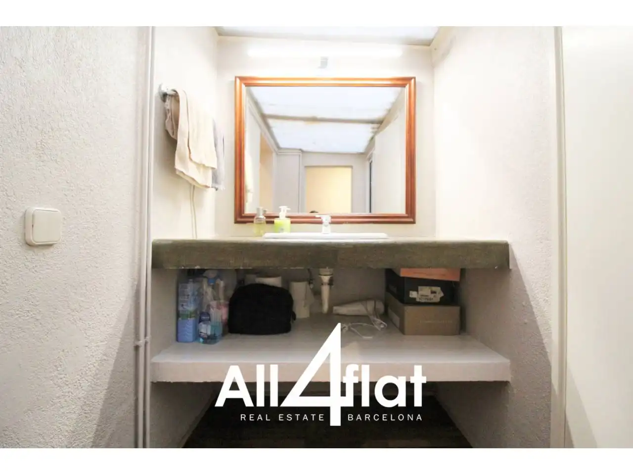 Badezimmer von Wohnung zur Miete in Barcelona mit Heizung, Parkett und Abstellraum