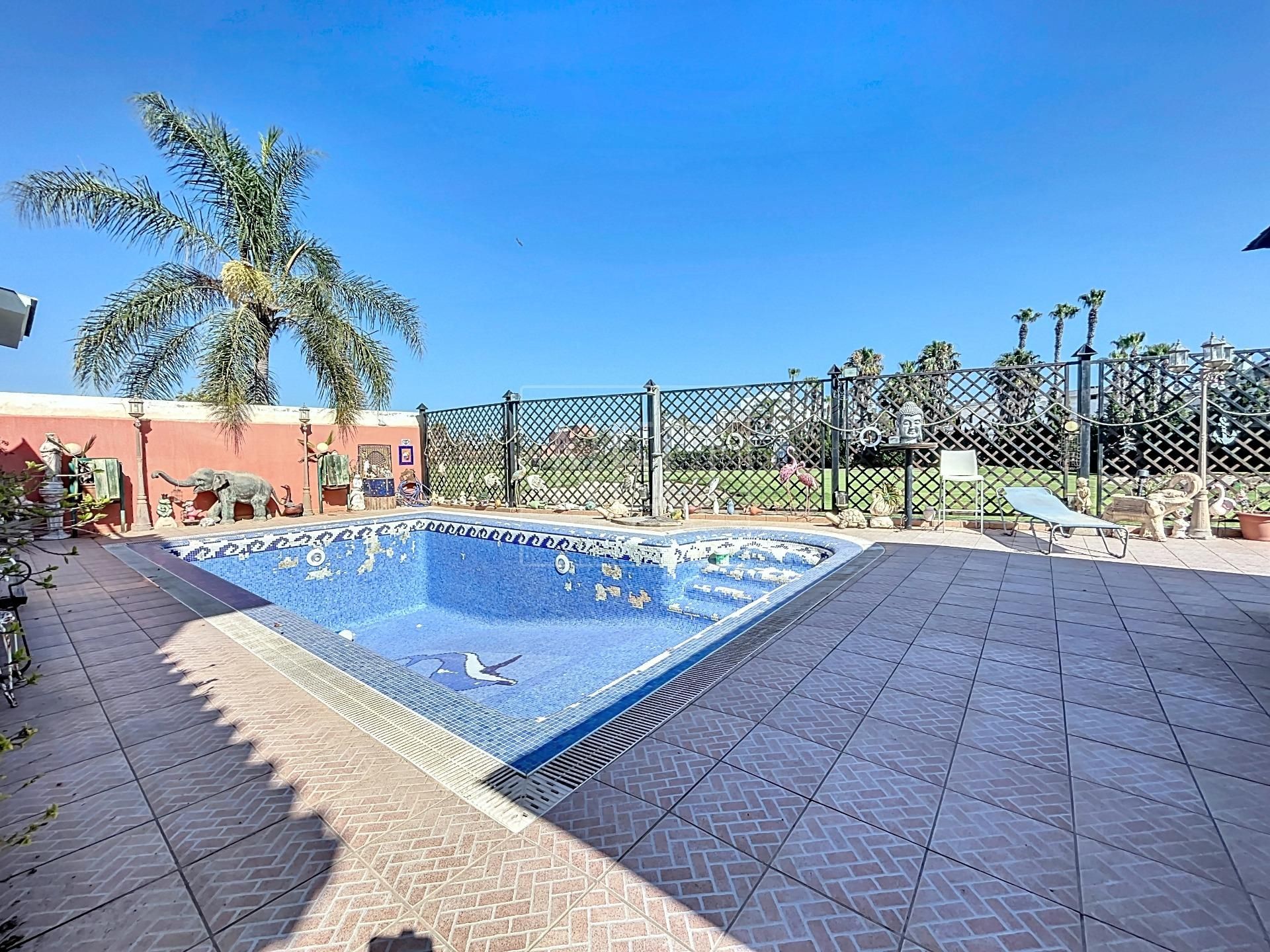 Piscina de Casa o xalet en venda en Motril amb Aire condicionat, Jardí privat i Parquet