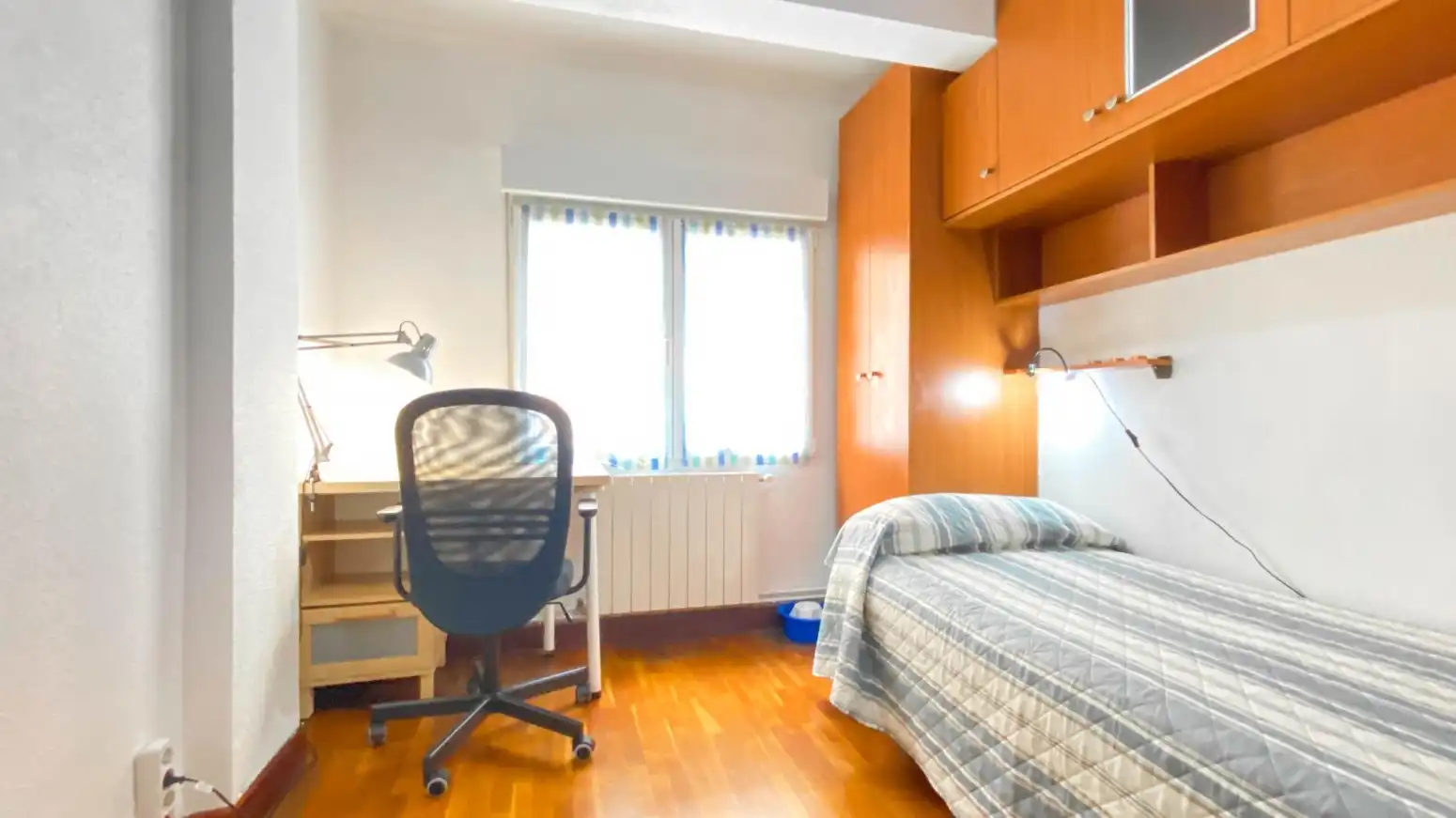 Schlafzimmer von Wohnung zur Miete in Santander mit Heizung, Parkett und Möbliert
