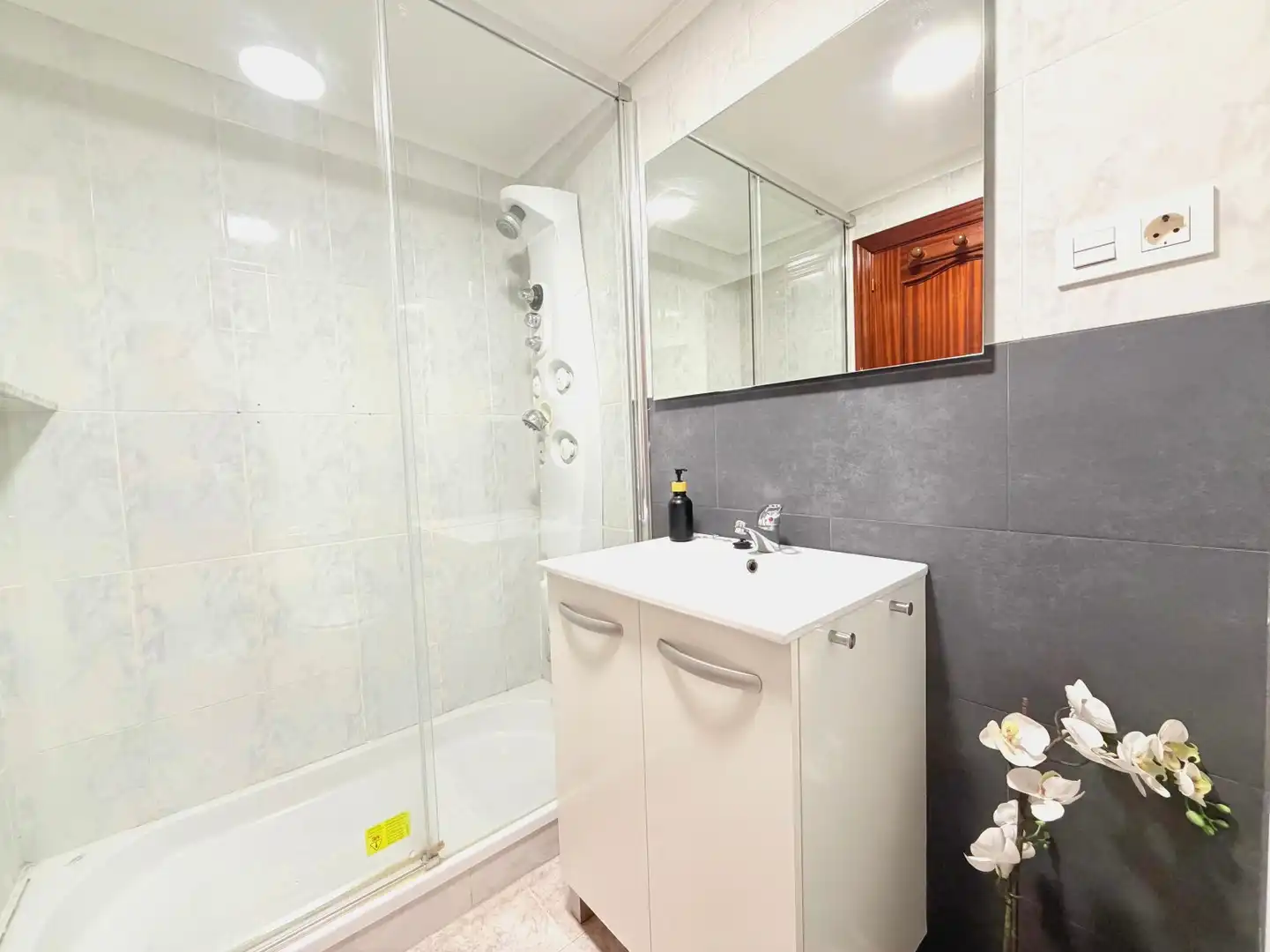 Baño de Piso en venta en Gijón  con Calefacción y Amueblado