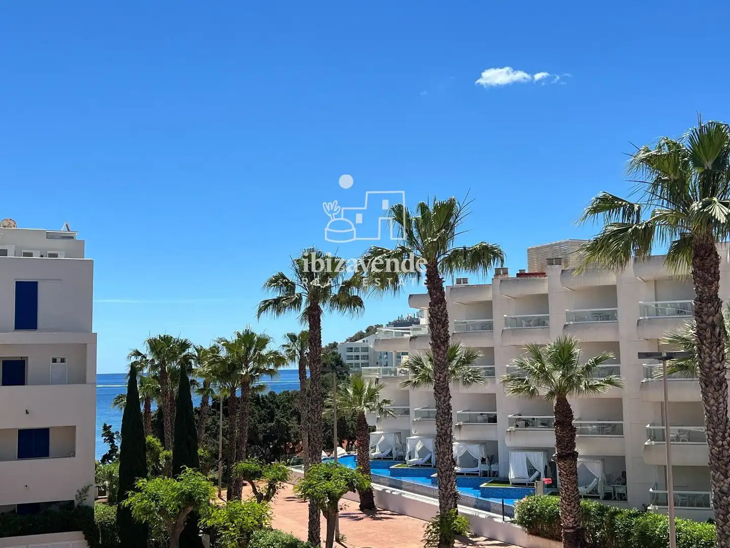 Außenansicht von Dachboden zur Miete in Santa Eulària des Riu mit Terrasse, Schwimmbad und Möbliert