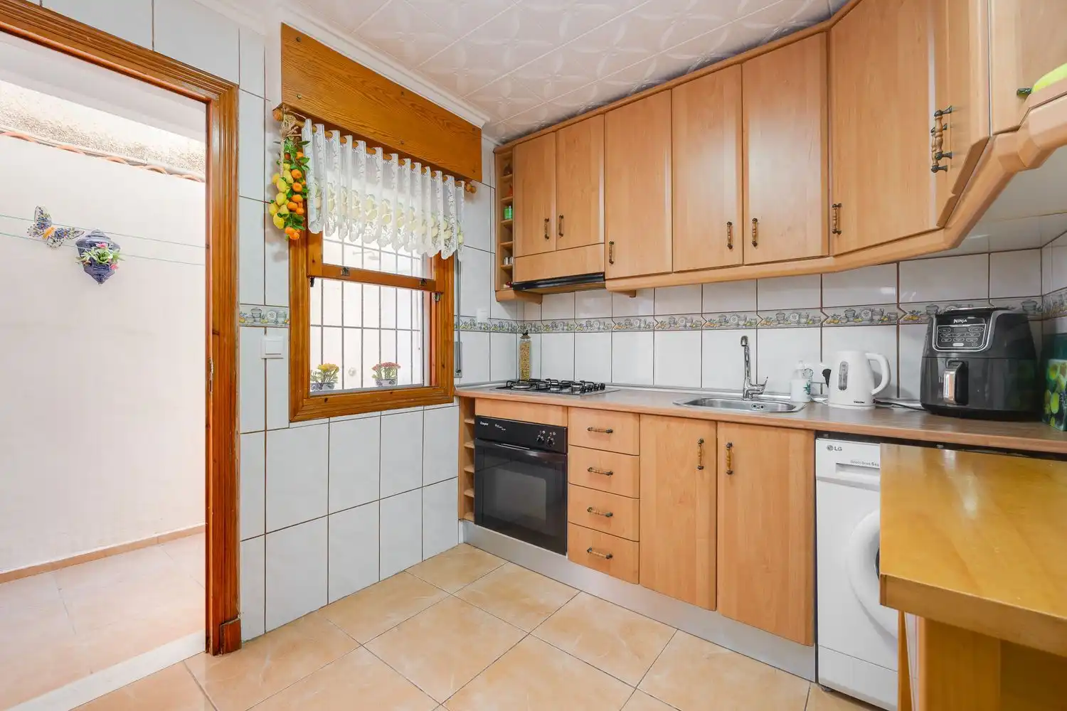Küche von Einfamilien-Reihenhaus zum Verkauf in Torrevieja mit Terrasse, Balkon und Gemeinschaftspool