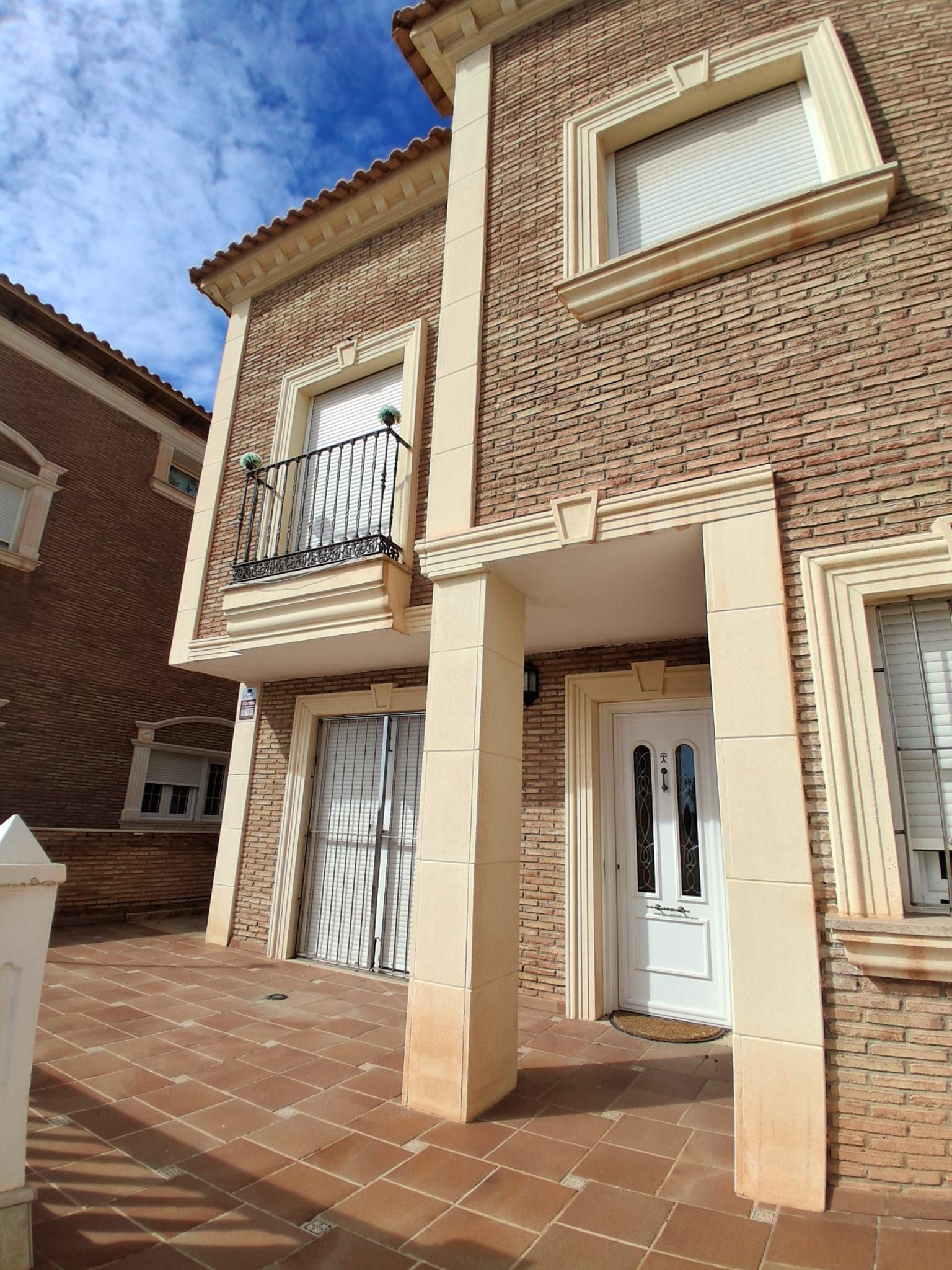 Vista exterior de Casa adosada en venta en Roquetas de Mar