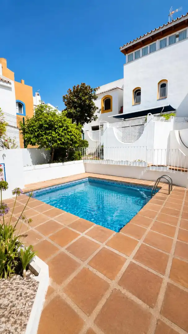Piscina de Casa adosada en venta en Marbella con Aire acondicionado, Jardín privado y Horno