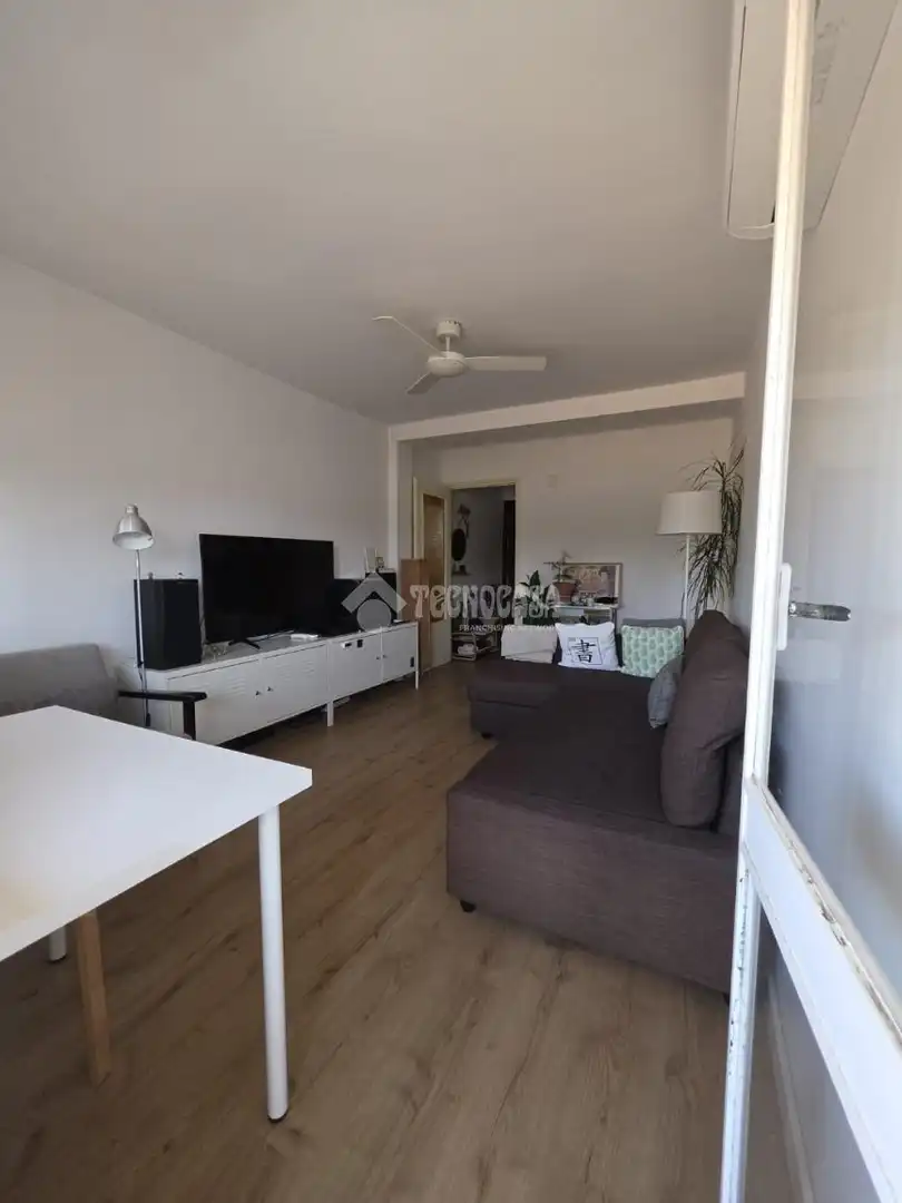 Living room of Flat for sale in Sevilla  with Air Conditioner, Terrace and Balcony